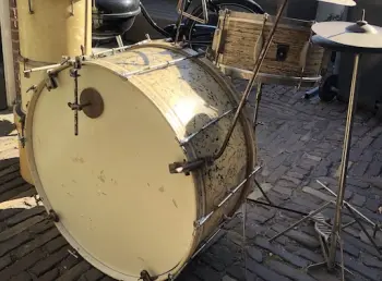 Can someone tell me more about these vintage Swing/Swiny drums?