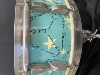 [B]1951 LEEDY &amp; LUDWIG 5 x 14 AUTOGRAPHS OF THE STARS BROADWAY STANDARD [/B]