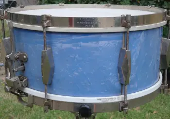 Someone got a clue about this old DESLAURIER french snare drum!???