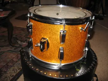 Newbie here. I found a gold sparkle Ludwig kit at the Goodwill store.