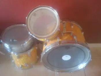Hello all!  Can you help me identify these drums?