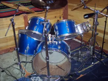 Vintage Drums? (I have no clue who made them)
