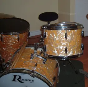 help identifying old pearl drums