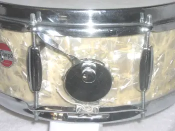 Can anyone identify this Tempo Snare?
