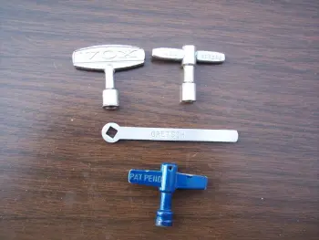A Few vintage Rogers-VOX drum keys