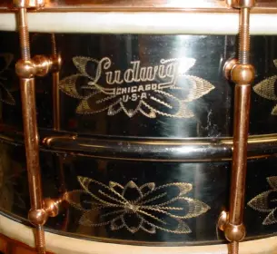 [B]1925-28 LUDWIG &amp; LUDWIG 6.5 x 14 12 PT. FLOWER-ENGRAVED DeLUXE MODEL [/B]